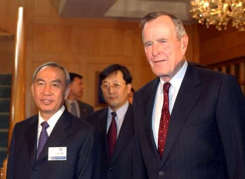 SEOUL, SOUTH KOREA - APRIL 15: Former U.S. President George H. Bush (R) and SK Group Chairman Son Kil-Seung April 15, 2003 in Seoul, South Korea. Former U.S. President Bush arrived on Monday at the invitation of South Korean business leaders and will meet with President Roh Moo-Hyun. (Photo by Pool/Getty Images)