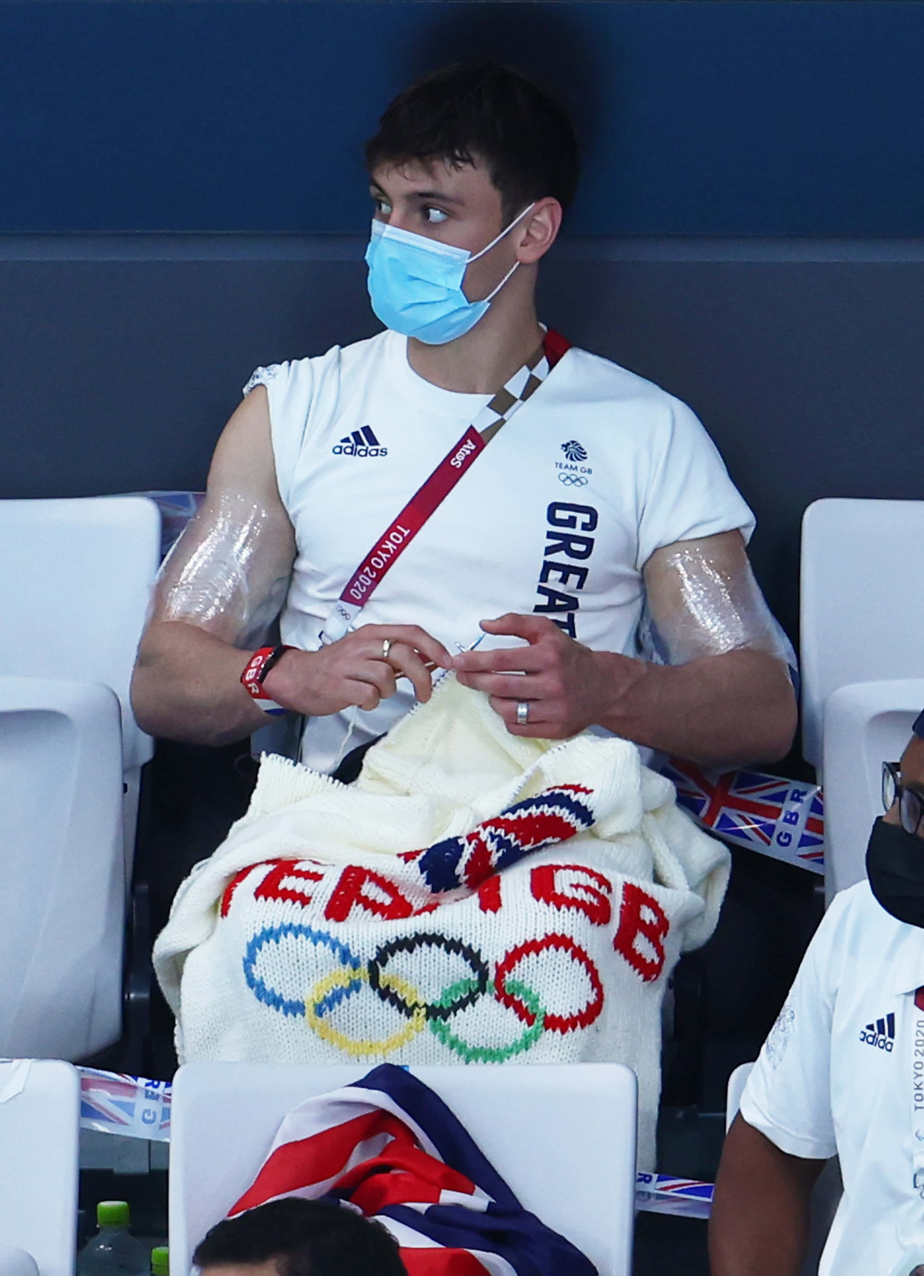 Tom Daley casually knitting a pouch for his gold medal at the Olympics