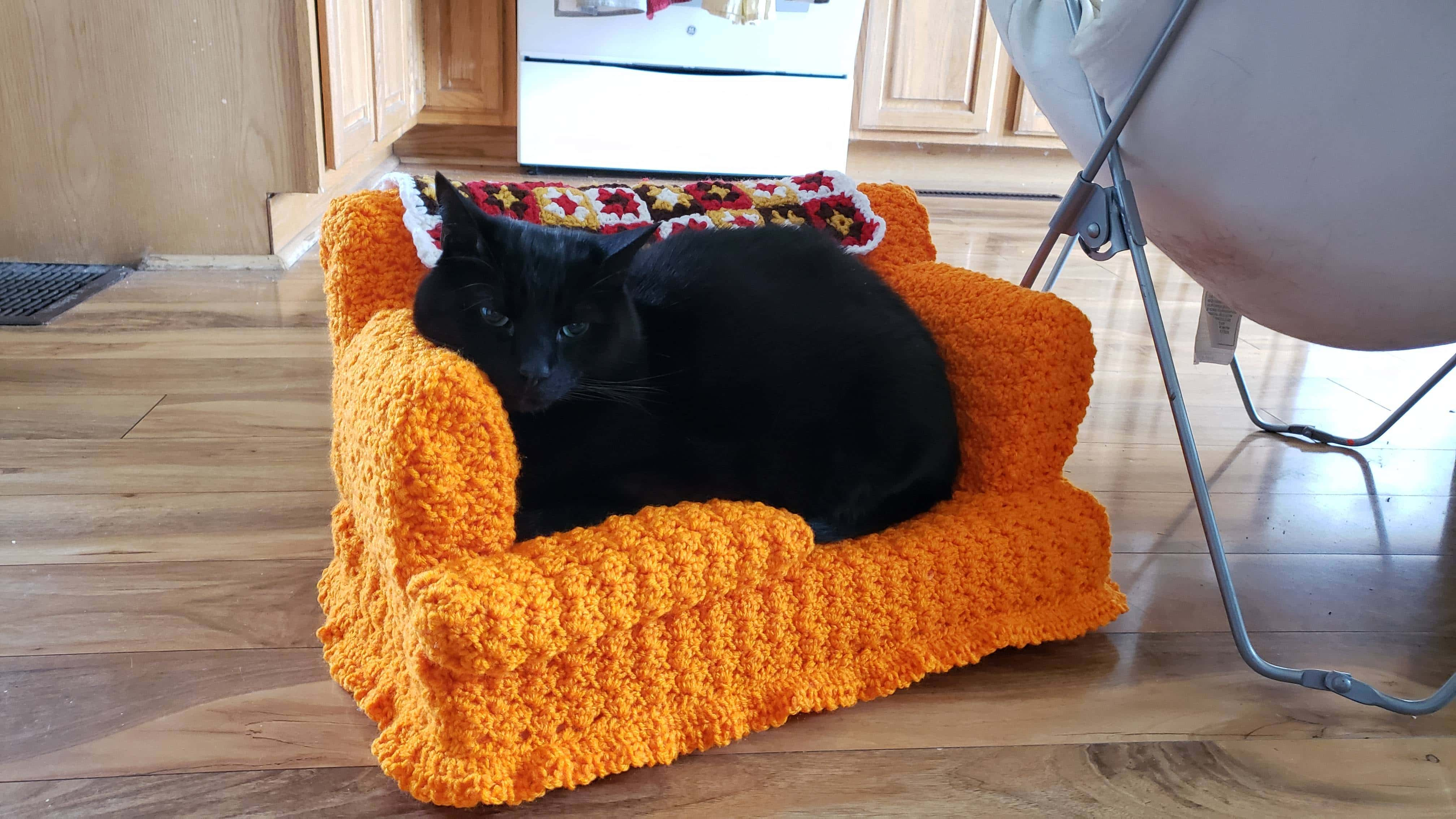 Look at these tiny crochet couches for your cat. They're so adorable